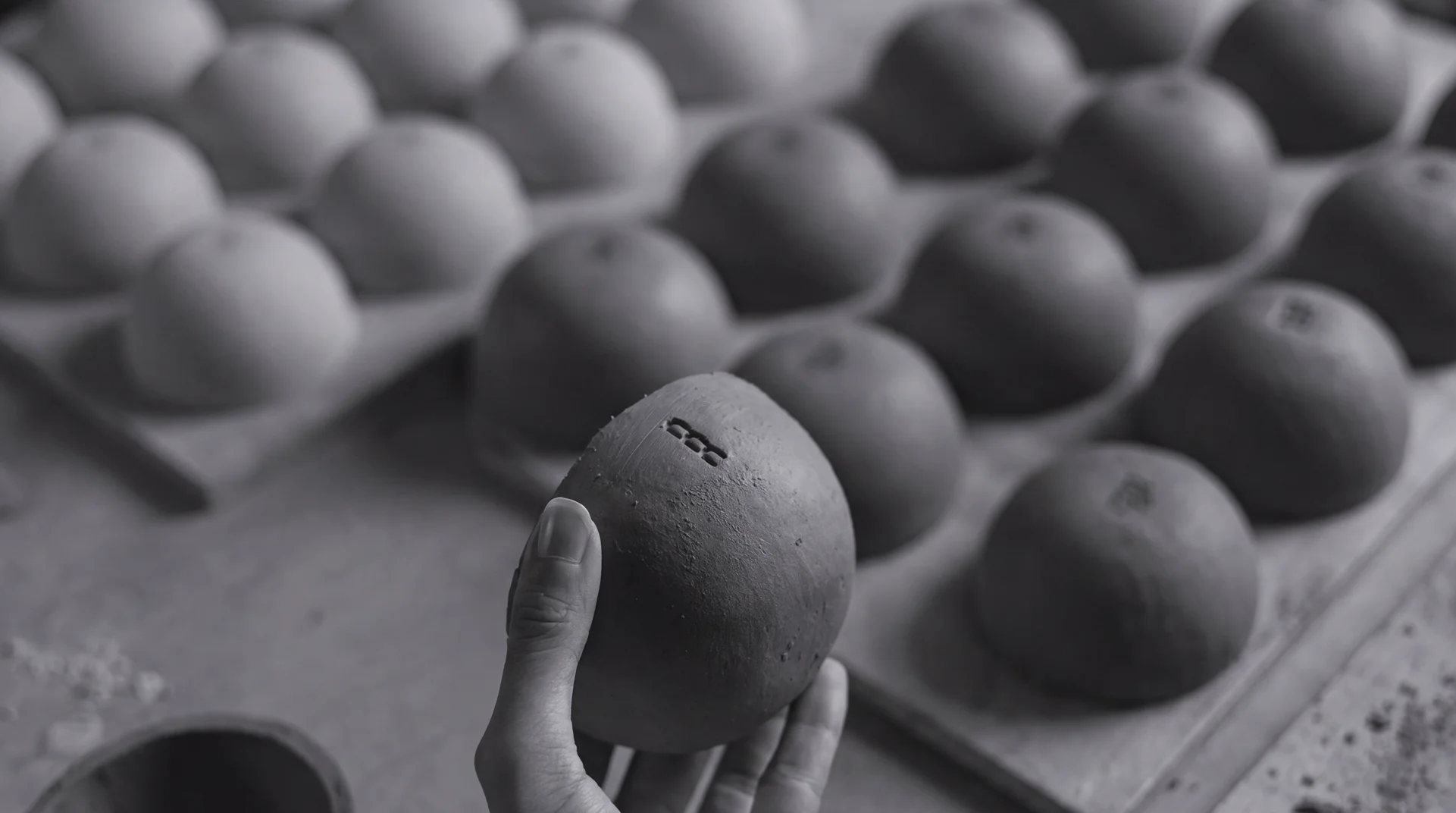 Artisanal clay molding for Marchanta home scent vessels